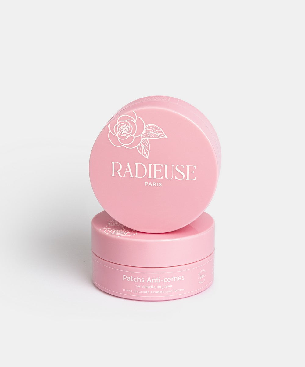 Lot de 2 pots de patchs anti-cernes Radieuse Paris – Soin contour des yeux naturel au Camélia Japonica – Réduit cernes et poches, hydrate et décongestionne – 60 paires.
Deux pots de patchs anti-cernes Radieuse Paris, l'un sur l'autre. Les patchs sont formulés avec du Camélia Japonica pour éliminer les cernes et poches sous les yeux, offrant une solution naturelle et hydratante pour un regard lumineux. 