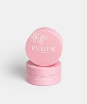 Lot de 2 pots de patchs anti-cernes Radieuse Paris – Soin contour des yeux naturel au Camélia Japonica – Réduit cernes et poches, hydrate et décongestionne – 60 paires.
Deux pots de patchs anti-cernes Radieuse Paris, l'un sur l'autre. Les patchs sont formulés avec du Camélia Japonica pour éliminer les cernes et poches sous les yeux, offrant une solution naturelle et hydratante pour un regard lumineux. 