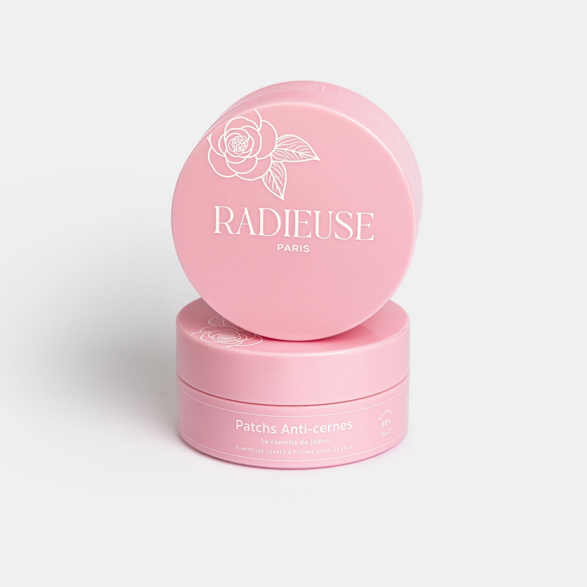 Lot de 2 pots de patchs anti-cernes Radieuse Paris – Soin contour des yeux naturel au Camélia Japonica – Réduit cernes et poches, hydrate et décongestionne – 60 paires.
Deux pots de patchs anti-cernes Radieuse Paris, l'un sur l'autre. Les patchs sont formulés avec du Camélia Japonica pour éliminer les cernes et poches sous les yeux, offrant une solution naturelle et hydratante pour un regard lumineux. 