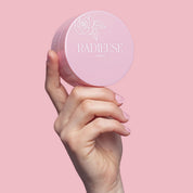 Patchs anti-cernes Radieuse Paris au Camélia Japonica, réduction des cernes et des poches sous les yeux, effet anti-fatigue et éclat immédiat, soin naturel vegan, 99% d’ingrédients d'origine naturelle.