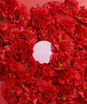 Produit cosmétique Radiéuse Paris mis en valeur par des fleurs de Camélia du Japon rouges éclatantes, symbole d'élégance et de beauté naturelle.