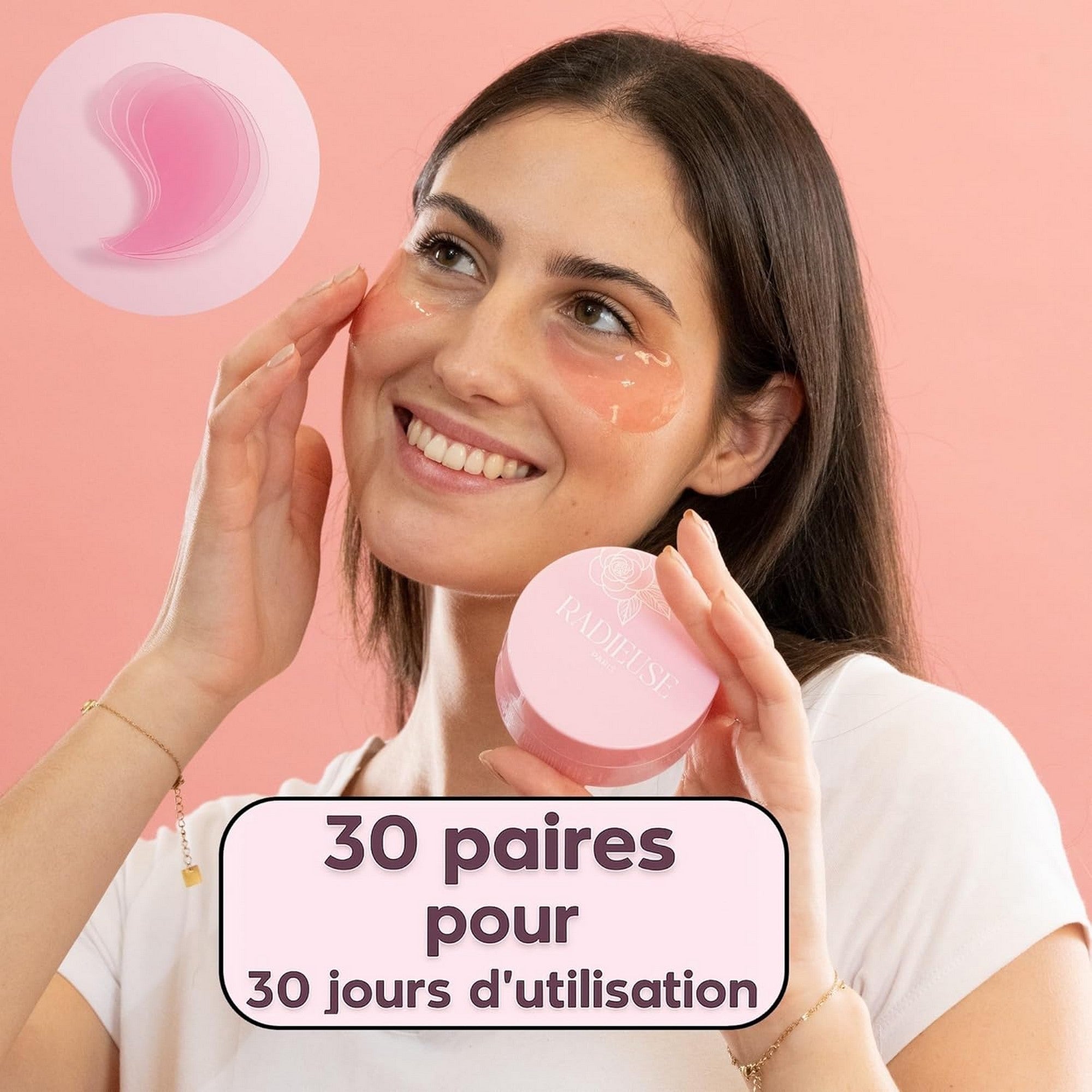 Femme appliquant les patchs anti-cernes Radieuse Paris, 30 paires pour 30 jours d’utilisation afin de réduire cernes et poches sous les yeux